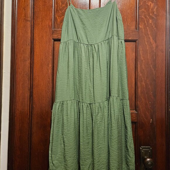 Abercrombie Tiered Midi Dress - Picture 2 of 5